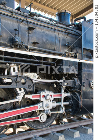 東京王子市飛鳥山公園內,黑色歷史悠久的蒸氣機車D51號停放在那裡。 東京王子市飛鳥山公園內,黑色歷史悠久的蒸氣機車D51號停放在那裡。 134304383