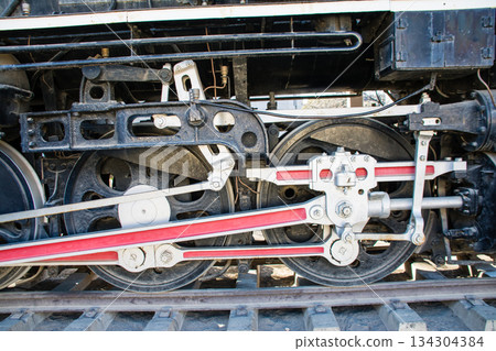 東京王子市飛鳥山公園內，黑色歷史悠久的蒸氣機車D51號停放在那裡。 134304384