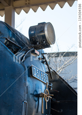 東京王子市飛鳥山公園內，黑色歷史悠久的蒸氣機車D51號停放在那裡。 134304386