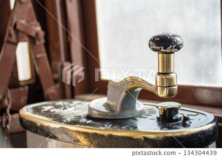 東京王子市飛鳥山公園展出的歷史悠久的黃色電車內部 134304439