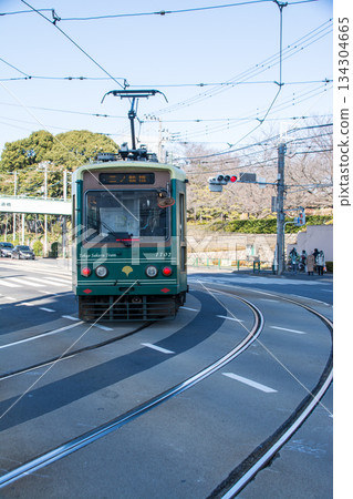 東京櫻花電車在東京王子市飛鳥山公園附近的晴朗天空下行駛 134304665