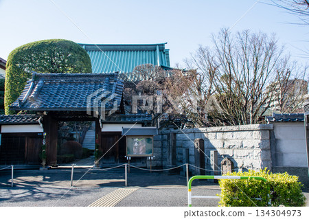 東京王子市,一座綠瓦屋頂的大型寺廟和墓地,在晴朗的藍天下,被冬日的樹木環繞。 東京王子市,一座綠瓦屋頂的大型寺廟和墓地,在晴朗的藍天下,被冬日的樹木環繞。 134304973