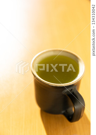 充滿光線的綠茶_垂直 134310042