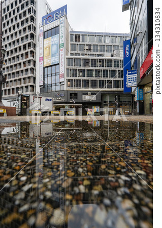 池袋站西出口的倒影 池袋站西出口的倒影 134310834