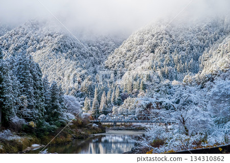 Snow-capped mountains and the Hida River (Nakayama Shichiri, Gero City, Gifu Prefecture) Snow-capped mountains and the Hida River (Nakayama Shichiri, Gero City, Gifu Prefecture) 134310862