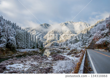 Snow-capped mountains and National Route 41 along the Hida River (Nakayama Shichiri, Gero City, Gifu Prefecture) Snow-capped mountains and National Route 41 along the Hida River (Nakayama Shichiri, Gero City, Gifu Prefecture) 134310868
