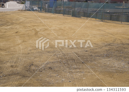 一塊待建房屋的空地 134311593