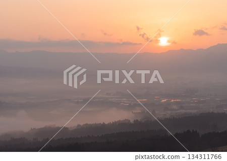 Morning sun in Minamiaso (Minamiaso, Kumamoto Prefecture) 134311766