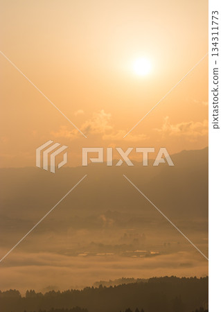 Morning sun in Minamiaso (Minamiaso, Kumamoto Prefecture) Morning sun in Minamiaso (Minamiaso, Kumamoto Prefecture) 134311773