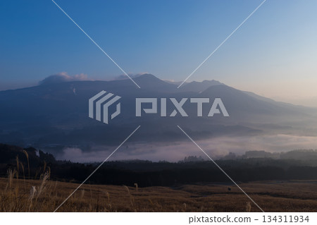 Morning glow and mist in Minamiaso (Minamiaso, Kumamoto Prefecture) Morning glow and mist in Minamiaso (Minamiaso, Kumamoto Prefecture) 134311934