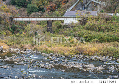 Early winter scenery of the Kizu River, Kansai Main Line railway bridge, Kasagi Town, Kyoto Prefecture 134311964