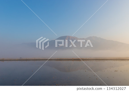 Rice fields and morning mist in Minamiaso (Minamiaso, Kumamoto Prefecture) 134312027