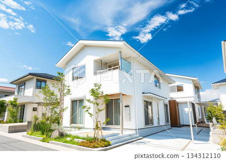 一棟獨立式住宅的外觀，擁有令人印象深刻的白色外牆。 134312110