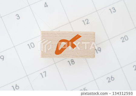 一張簡單的截止日期圖片，顯示了日曆和截止日期符號。 134312593