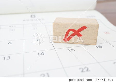 一張簡單的截止日期圖片，顯示了日曆和截止日期符號。 134312594