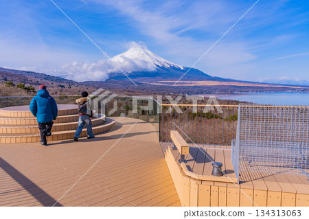 【山梨縣】從新翻修的山中湖妙神山全景平台眺望富士山 【山梨縣】從新翻修的山中湖妙神山全景平台眺望富士山 134313063