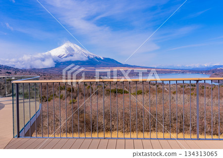 【山梨縣】從新翻修的山中湖妙神山全景平台眺望富士山 【山梨縣】從新翻修的山中湖妙神山全景平台眺望富士山 134313065
