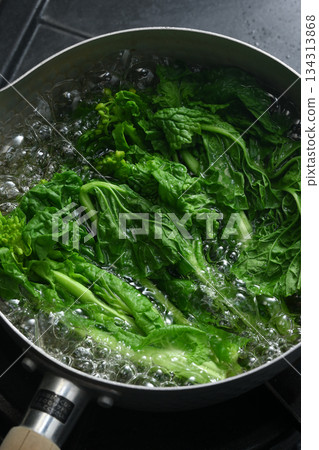 在鍋中煮食用油菜花 134313868