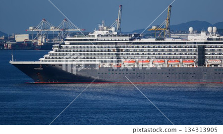 The Dutch luxury cruise ship Westerdam departs from Hakata Port, with a giraffe-patterned container crane on the right. The Dutch luxury cruise ship Westerdam departs from Hakata Port, with a giraffe-patterned container crane on the right. 134313905