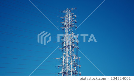 晴空萬裡，高壓電塔聳立。 134314001