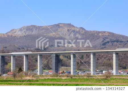 Mount Usu and the Hokkaido Expressway seen from the Date City side of Sobetsu Town, Hokkaido [May] 134314327