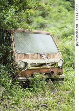 山中廢棄的貨車 山中廢棄的貨車 134314365