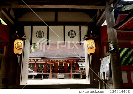 Isonokami Shrine (view of the worship hall from the tower gate) [Tenri City, Nara Prefecture] 134314468
