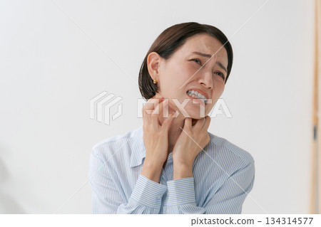 一名女子抱怨頸部和喉嚨不適 134314577