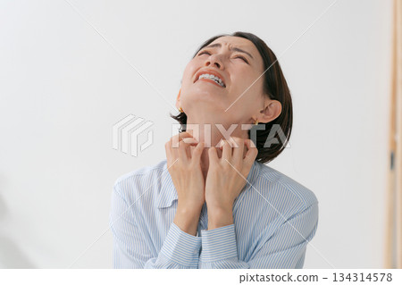 一名女子抱怨頸部和喉嚨不適 134314578