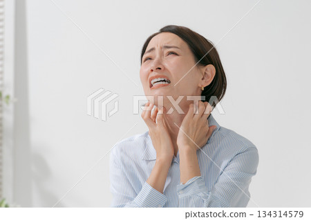 一名女子抱怨頸部和喉嚨不適 134314579