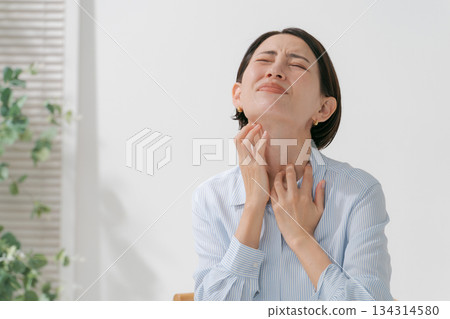 一名女子抱怨頸部和喉嚨不適 134314580