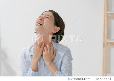 一名女子抱怨頸部和喉嚨不適 134314581