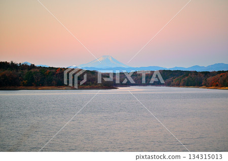 Mount Fuji, early winter, snow-capped, sunrise, view from Lake Sayama 134315013
