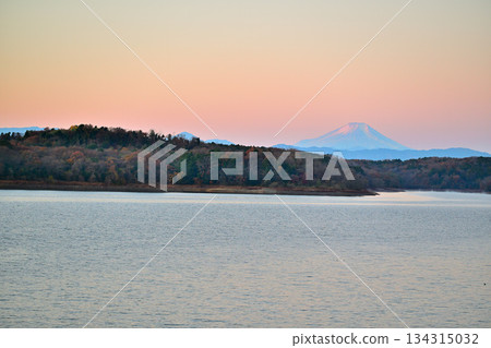 富士山,初冬,白雪皚皚,日出,從狹山湖眺望 富士山,初冬,白雪皚皚,日出,從狹山湖眺望 134315032