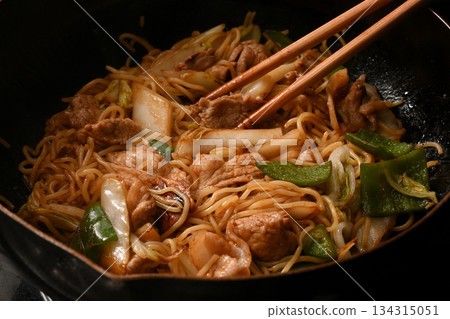 Making yakisoba Making yakisoba 134315051