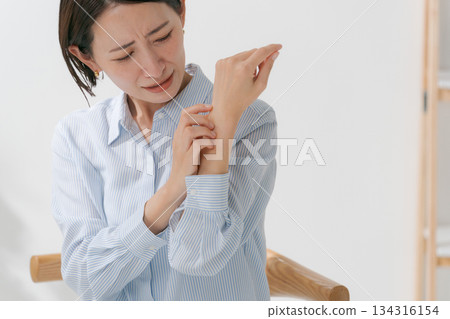 一名女子抱怨手腕不適 一名女子抱怨手腕不適 134316154