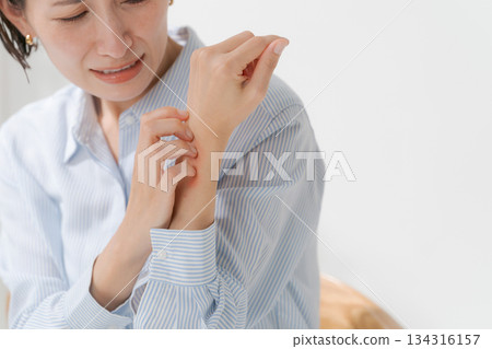 一名女子抱怨手腕不適 一名女子抱怨手腕不適 134316157