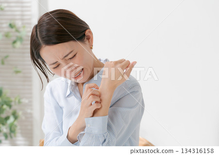 一名女子抱怨手腕不適 134316158