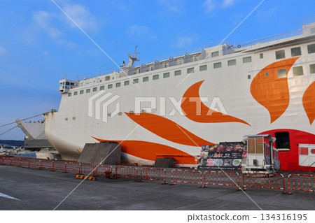 向日葵號渡輪停泊在志布志港（志布志紀念碑） 134316195