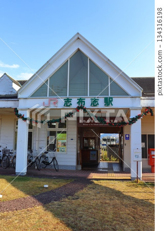 Shibushi Station, the terminus of the Nichinan Line, and a Kiha 40 train parked within the station premises 134316198