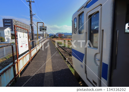 日南線志伏志站的 Kiha 40 列車和車站標誌（鹿兒島縣志伏市） 134316202