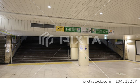 都營地鐵淺草線新橋站A2出口安裝了自動扶梯，使其成為JR新橋站的轉乘點。 134316217