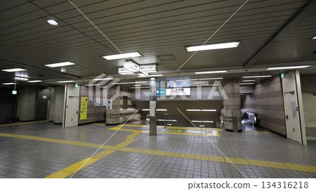 都營地鐵淺草線新橋站A2出口安裝了自動扶梯，使其成為JR新橋站的轉乘點。 134316218