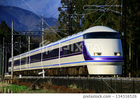 一列豪華特快列車沿著鬼怒川線行駛…【Spacia Express】平穩地駛過「倉崎SL廣場」。 一列豪華特快列車沿著鬼怒川線行駛…【Spacia Express】平穩地駛過「倉崎SL廣場」。 134316526