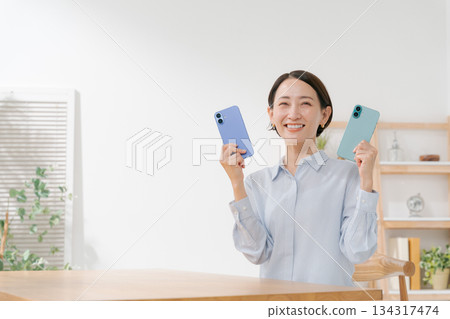 一位女士拿著各種顏色的智慧型手機殼 一位女士拿著各種顏色的智慧型手機殼 134317474