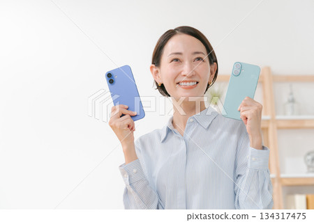 一位女士拿著各種顏色的智慧型手機殼 134317475