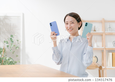 一位女士拿著各種顏色的智慧型手機殼 134317476