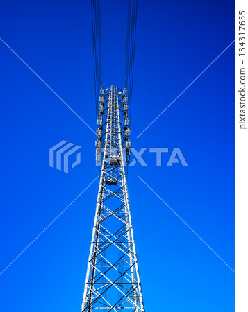 電線塔聳立在藍天之上－高飽和度對比 134317655