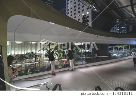 Night footbridge view in vibrant Central Hong Kong Night footbridge view in vibrant Central Hong Kong 134318111