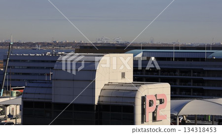 從羽田機場1號航廈的觀景台上可以看到東京門大橋，前景是機場的停車場大樓。 134318453